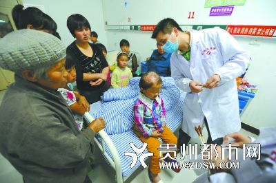 醫(yī)生為小麗作檢查。