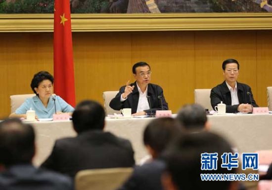 　5月13日，國(guó)務(wù)院召開(kāi)全國(guó)電視電話會(huì)議，動(dòng)員部署國(guó)務(wù)院機(jī)構(gòu)職能轉(zhuǎn)變工作。中共中央政治局常委、國(guó)務(wù)院總理李克強(qiáng)發(fā)表講話。 新華社記者劉衛(wèi)兵 攝