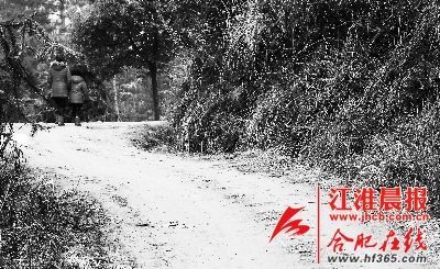 2月21日，媽媽帶著小雪離開了村子。 晨報(bào)記者 高博 攝