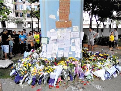 　昨日，廈門市民在BRT的橋墩下放上鮮花悼念逝者。新京報記者 郭鐵流 攝