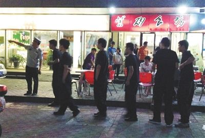 6月13日晚10點(diǎn)，朝陽(yáng)區(qū)國(guó)美第一城附近，一名城管隊(duì)員帶領(lǐng)一隊(duì)協(xié)管例行巡查街邊大排檔。新京報(bào)記者 尹亞飛 攝
