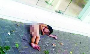 大熱天，小女孩赤身躺在馬路上