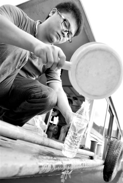 昨日，合面獅段水域，工作人員在取水檢測(cè)。據(jù)新華社