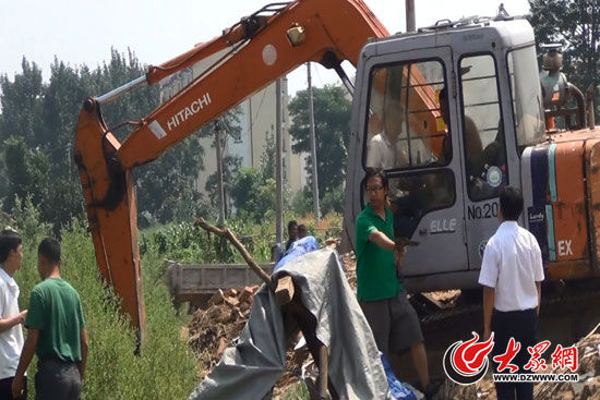 陳寶成手持自制刀斧守在挖掘機(jī)旁阻止便衣民警靠前。（視頻截圖）