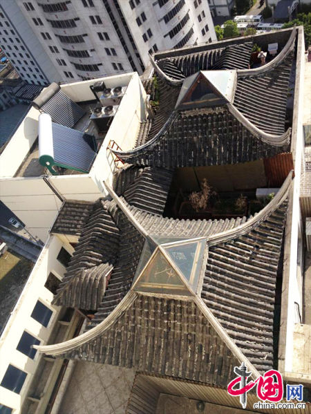 2013年8月14日，江蘇蘇州蘇州市三香大廈高樓18層樓頂東側(cè)陽臺上的“蘇州園林”式別墅，兩座涼亭和兩道回廊，飛檐翹角，一派蘇州園林的氣勢。中國網(wǎng)圖片庫李俊鋒攝影