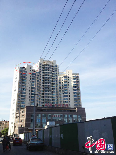 2013年8月14日，江蘇蘇州蘇州市三香大廈高樓18層樓頂東側(cè)陽臺上的“蘇州園林”式別墅，兩座涼亭和兩道回廊，飛檐翹角，一派蘇州園林的氣勢。中國網(wǎng)圖片庫李俊鋒攝影