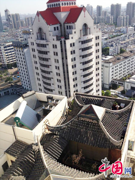 2013年8月14日，江蘇蘇州蘇州市三香大廈高樓18層樓頂東側(cè)陽臺上的“蘇州園林”式別墅，兩座涼亭和兩道回廊，飛檐翹角，一派蘇州園林的氣勢。中國網(wǎng)圖片庫李俊鋒攝影