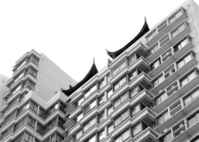 從三香大廈樓下能看見“空中園林”的亭檐一角。