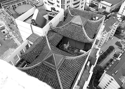 前日，從三香大廈另一單元樓頂俯拍“空中園林”。