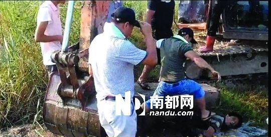 另一名男子被推入水塘。