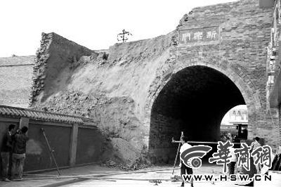 昨日上午9時左右，工人在倒塌處重新裝上護(hù)欄。實習(xí)記者 楊虎元 攝