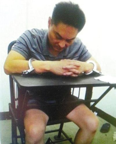 韓磊被控制時接受警方訊問。本組圖片為視頻截圖