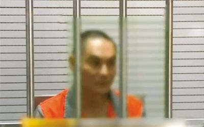 涉嫌窩藏罪的李明在接受訊問。