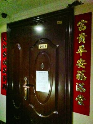 拆除公告昨天仍貼在2605號大門上。 拆除公告昨天仍貼在2605號大門上。