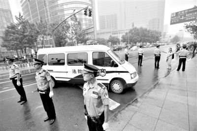 　　昨日早上,押解李某某的車隊開進法院。當日,李某某等5人涉嫌強奸案在海淀法院不公開審理。本版攝影/新京報記者 王貴彬