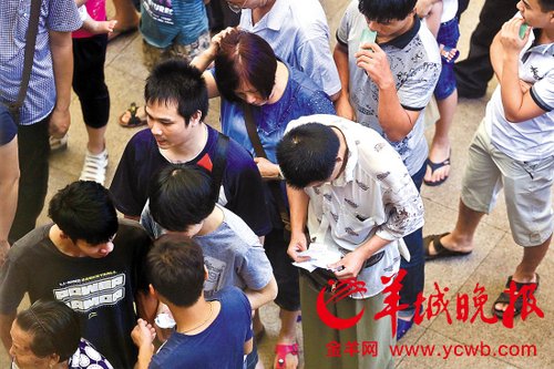 挎腰包的“黃?！狈职l(fā)一輪“任務(wù)”后，自己也開始整理“炒號”簽條