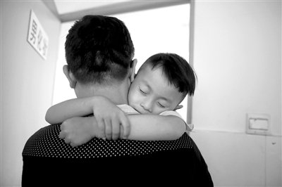 9月6日，“鷹爸”抱著多多去化妝間，準(zhǔn)備錄制節(jié)目。