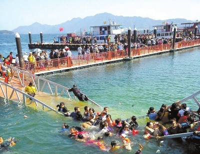 昨天，廬山西海景區(qū)過橋塌陷，致十數(shù)名游客落水。圖/東方IC
