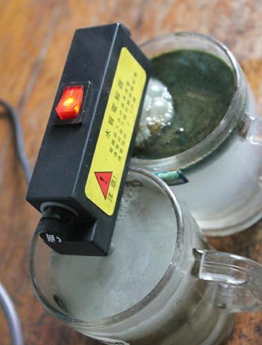 試驗(yàn)后的水對(duì)比，工程供水變成了墨綠色