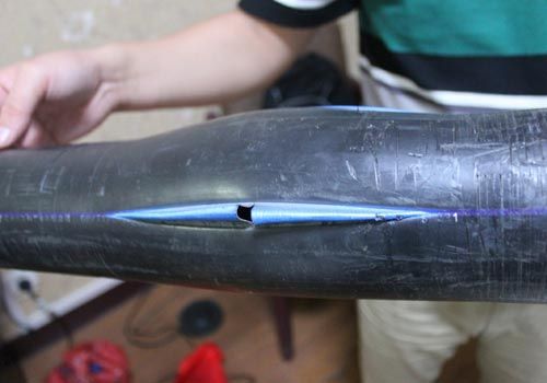 爆裂的水管，像被刀劃開(kāi)一樣