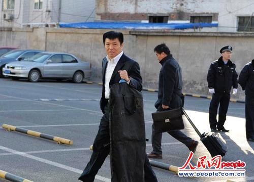 庭審當(dāng)日，李某某辯護(hù)律師張起淮匆匆趕到北京市一中院    人民網(wǎng)記者 翁奇羽攝