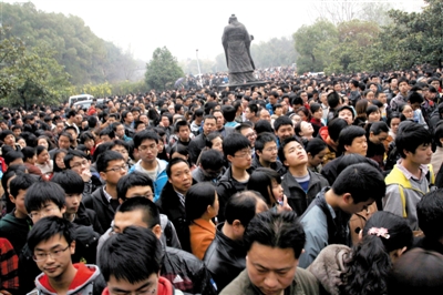 去年3月16日，武漢華中科技大學(xué)，“北約”、“華約”、“卓越”聯(lián)盟自主招生選拔考試湖北考點，考生等待進場。 圖/CFP