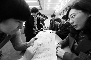 人大代表們就各自關(guān)心的話題熱烈討論。