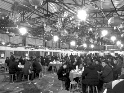 村主任孫女滿月宴席上，坐滿了前來道賀的村民。京華時(shí)報(bào)記者陶冉攝