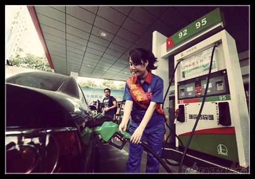 近日，有網(wǎng)友針對(duì)“超標(biāo)40倍事件”評(píng)價(jià)說(shuō)：“國(guó)內(nèi)加油站在油里加水是普遍現(xiàn)象。只是量多量少的問(wèn)題，車主