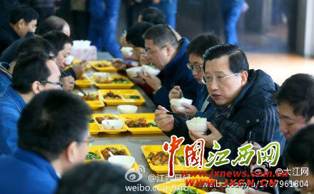 強衛(wèi)在礦廠食堂與職工一起用餐