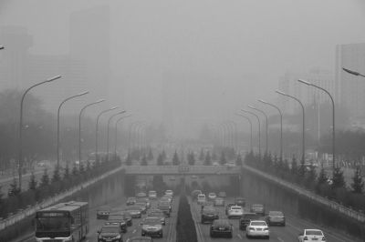 東三環(huán)農(nóng)展橋附近能見(jiàn)度很低。