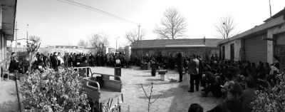 昨天下午，杜家疃村委會(huì)原文書李榮茂，向村民介紹當(dāng)天上午與街道辦溝通的情況。京華時(shí)報(bào)記者 懷若谷 攝