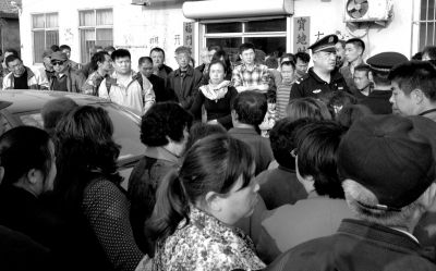 警方趕到現(xiàn)場(chǎng)，處理車胎被扎事件。