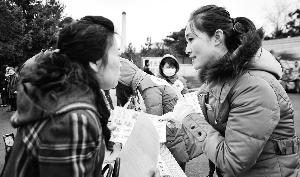 墓區(qū)服務(wù)員（右）見(jiàn)證了喪葬“綠化進(jìn)程”。新華社發(fā)