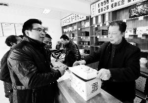 4月2日，福建省古田縣紀(jì)委、監(jiān)察局成立清明節(jié)專(zhuān)項(xiàng)督查組，對(duì)違反“八項(xiàng)規(guī)定”行為進(jìn)行監(jiān)督檢查。新華社發(fā)