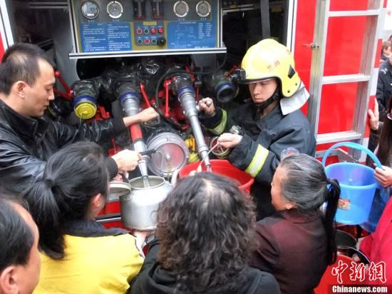 　4月11日，蘭州市自來水苯含量嚴重超標，蘭州啟動公共突發(fā)事件應急機制，緊急調(diào)配安全水源在居民區(qū)投放，圖為消防隊給西固蘭玻西社區(qū)居民送來水，市民排隊取水。裴強 攝 圖片來源：東方IC 版權(quán)作品 請勿轉(zhuǎn)載