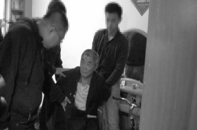 　向南夫被警方抓獲。