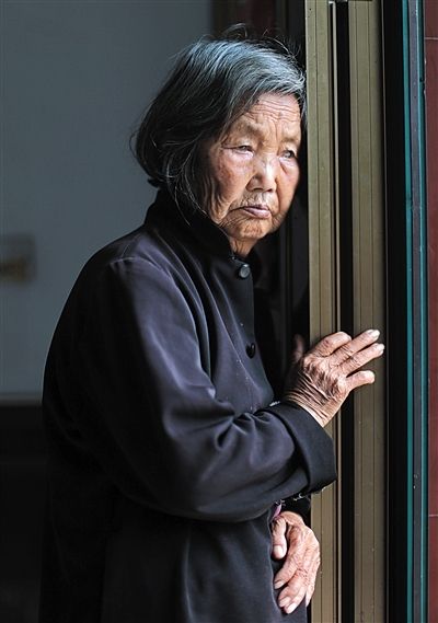 為了能“睡棺木”土葬，潘秀英四次喝農(nóng)藥自殺，后被搶救過來。