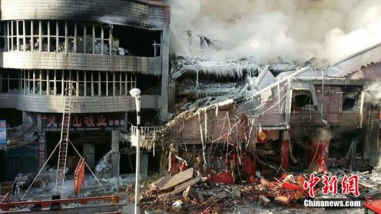 2015年1月3日，哈爾濱市道外區(qū)太古街著火塌方現(xiàn)場，火又燒了起來