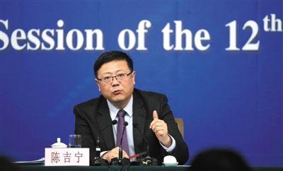 昨日，十二屆全國人大三次會議新聞中心，環(huán)保部部長陳吉寧回答中外記者提問。新京報記者 陳杰 攝