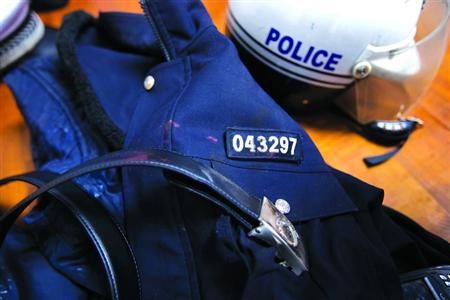 在閔行區(qū)虹橋派出所的一角，擺放著茆盛泉曾經(jīng)最愛的警服?！?43297”的警號、深色的警服依稀可見已經(jīng)凝固的血跡，警用皮帶也斷裂了。