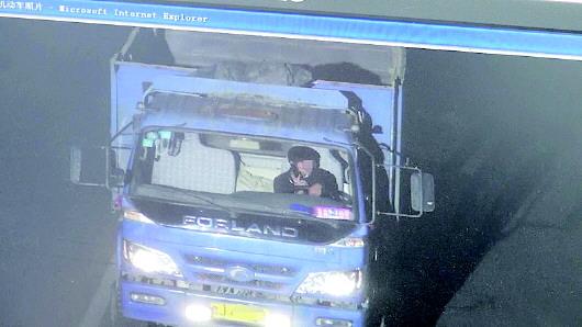 張某被抓拍到開車打手機(jī)。