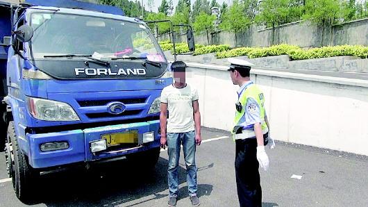 民警對持C1駕照駕駛大貨車、一年違法350余次的張某進(jìn)行批評教育。