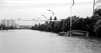 6月28日，南京暴雨致云臺山河漫堤，祿口機場高速雙向封閉 供圖/CFP