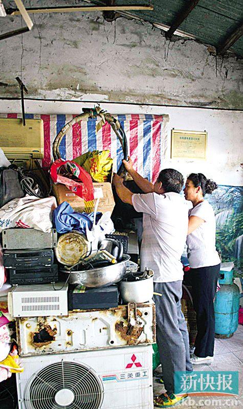 劉伯與妻子李姨在收拾剛回收的幾件小電器。