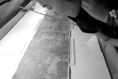 一名觀眾俯身細看《清明上河圖》。 京華時報記者王海欣攝