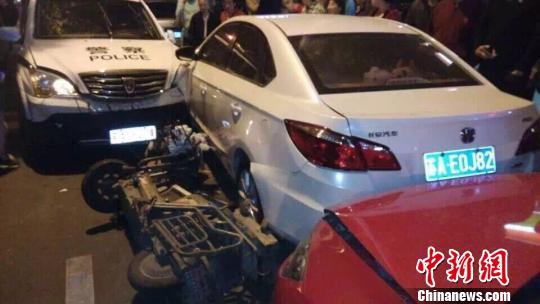 網(wǎng)友上傳的現(xiàn)場事故圖片。 網(wǎng)友拍圖 攝