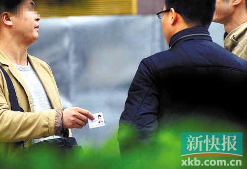 在進(jìn)行了近半個(gè)月暗訪調(diào)查中，有證販子告訴記者稱，二代身份證買賣已形成產(chǎn)業(yè)鏈，不僅貨源穩(wěn)定，生意也是相當(dāng)紅火?！稣褟V場(chǎng)附近，一名男子正向記者兜售二代身份證。