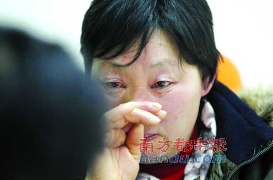 　　聽(tīng)聞判決結(jié)果，被害人母親楊書(shū)會(huì)控制不住眼淚。南都記者徐文閣攝