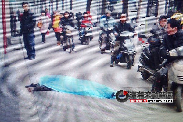 2月4日早上8時30分許，長沙人民中路255號一棟住宅樓露天樓梯6樓頂部，一名三十多歲的中年男子跳下